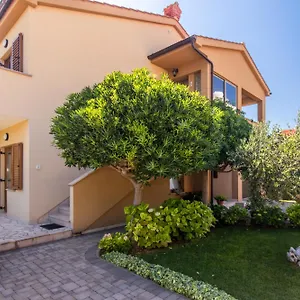 apartmani-pina.primorje-gorskikotar.com/